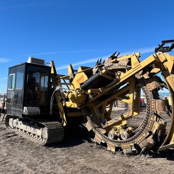 Paddle trencher close-up